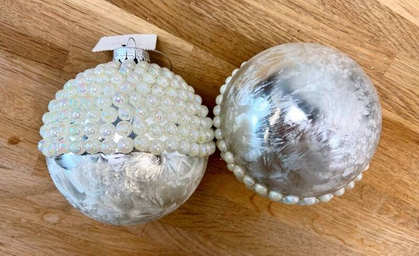 Decoris -Elegante Grote Kerstbal met Witte Parels- Glas - 2 stuks - ø 9cm