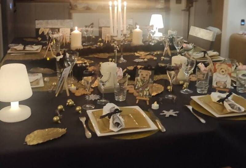 TABLES DE FETE , MARQUE PLACES PERSONNALISES  A OFFRIR A VOS INVITES. UNE IDEE ORIGINALE, UNE PETITE PEINTURE REPRESENTANT VOS INVITES SOUS FORME DE TEDDY.