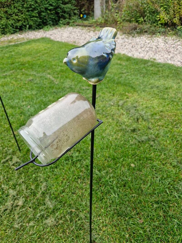 Pindakaaspot houder met 1 keramieken vogeltje.