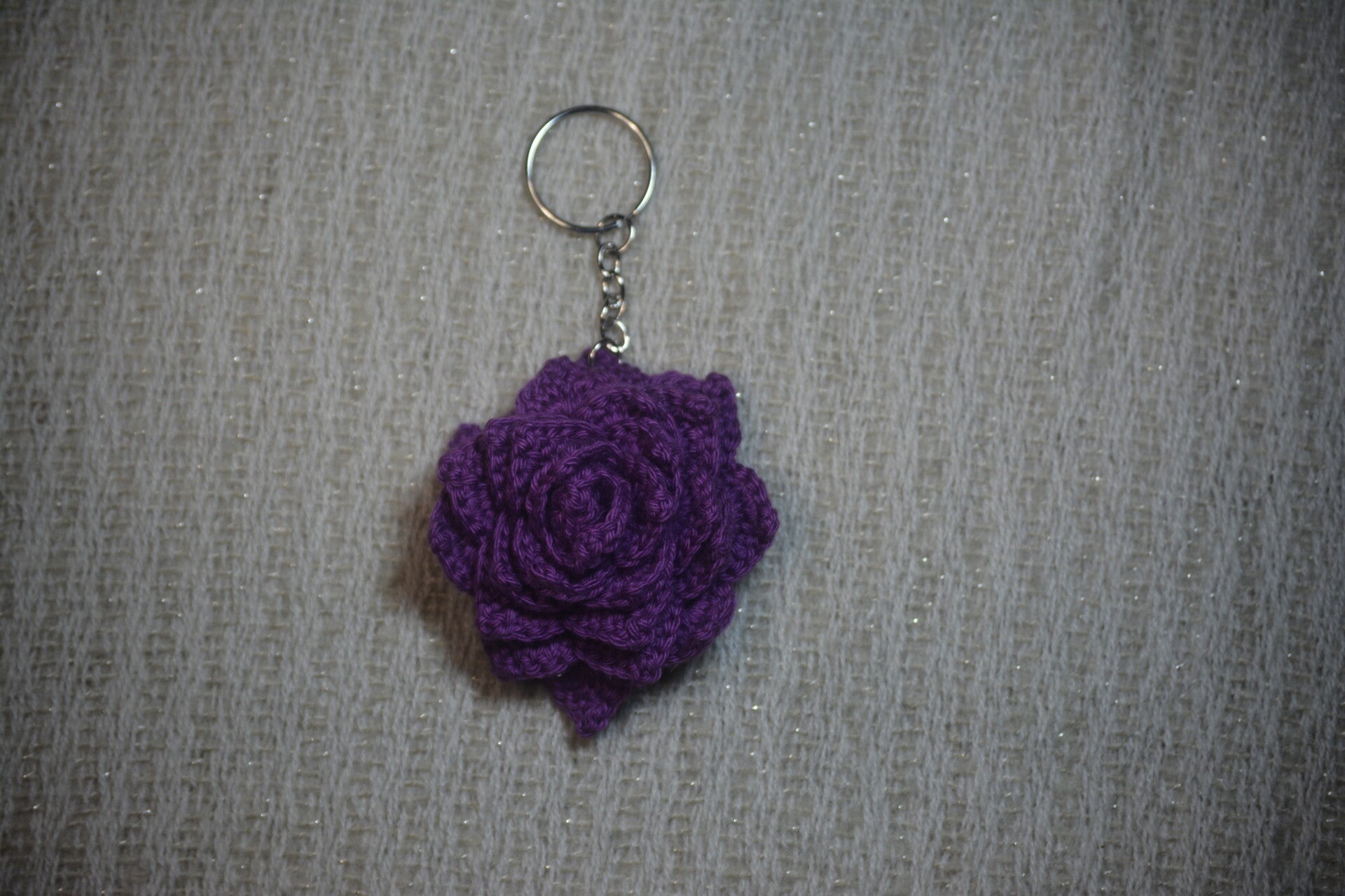 Porte-clés rose à pétales pointus