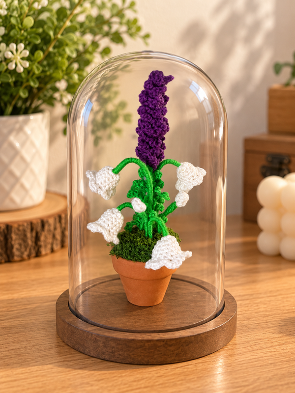 Composition de muguet et lavande sous cloche au crochet
