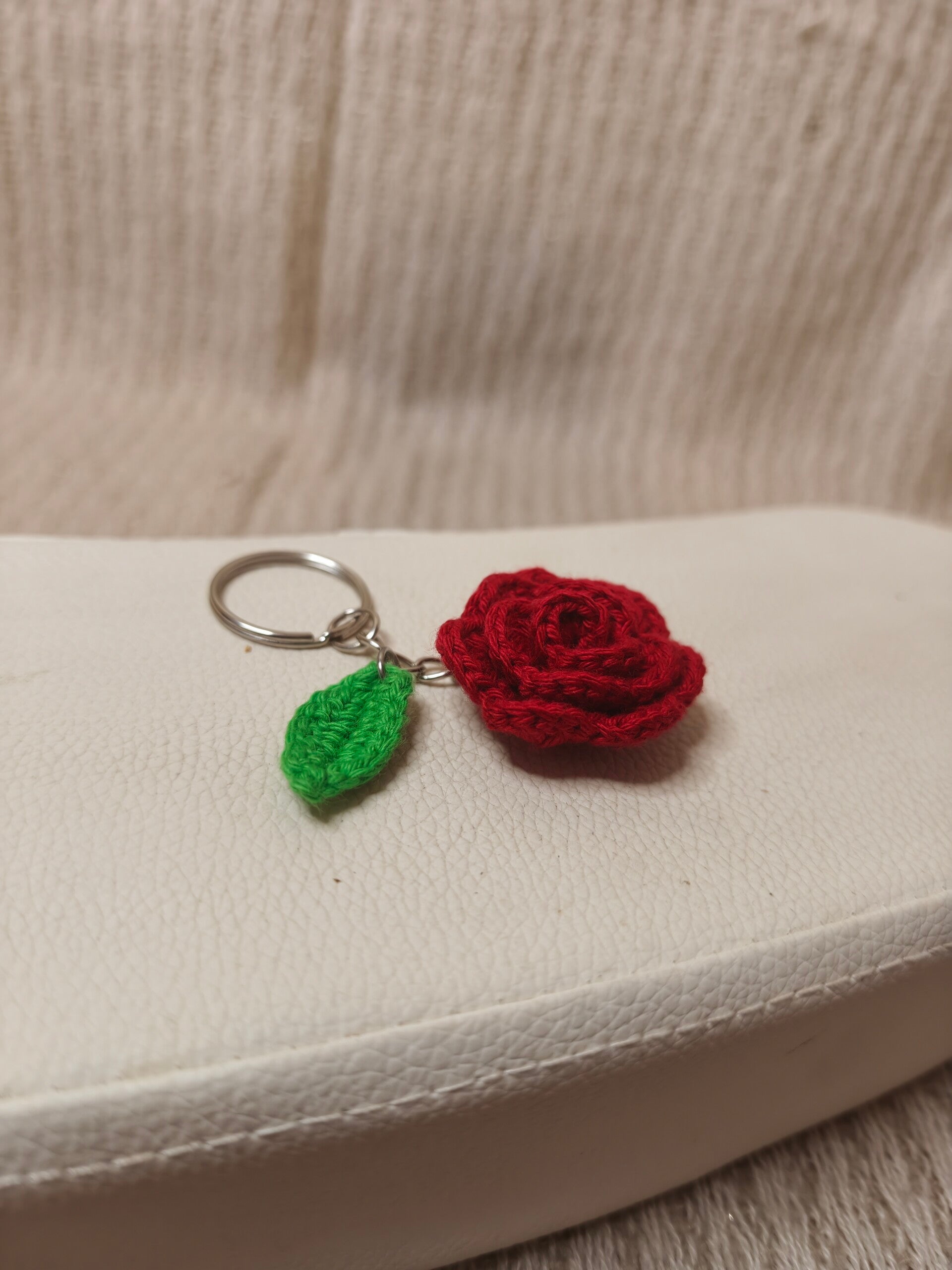 Porte clé rose avec feuille