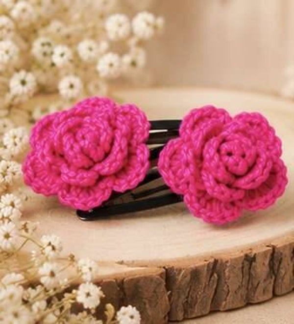 Paire de barrettes avec roses au crochet