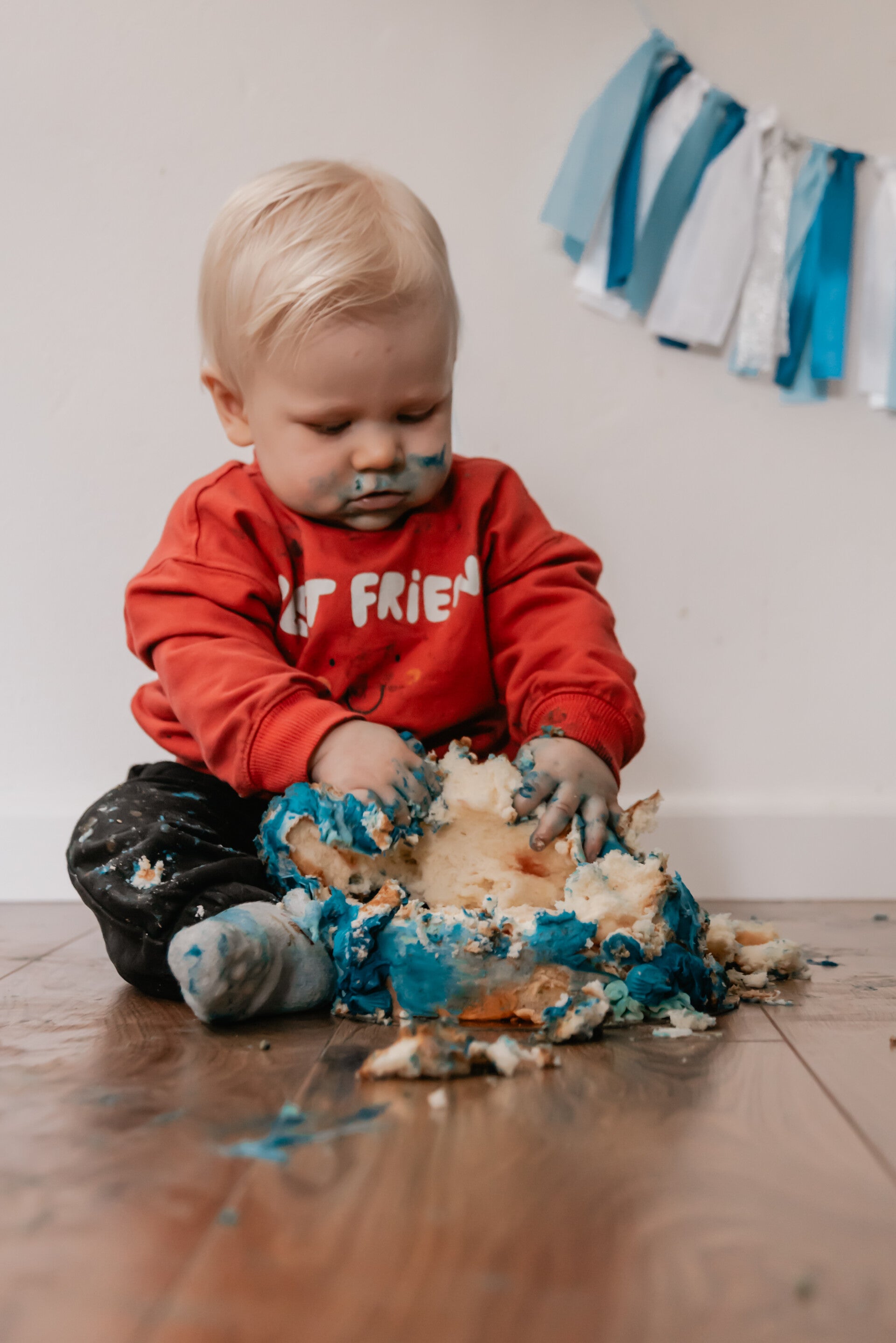 Baby neemt lekker een hapje van het smashtaartje die bij de shoot in ziet bij mij in mijn studio in Midwolda