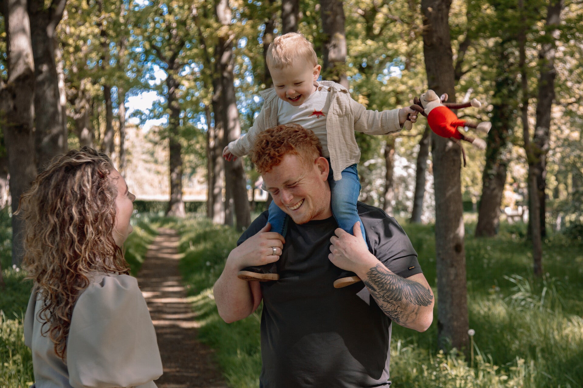 bij papa op de nek ben je een grote vent, tijdens de gezinsshoot bij het midwolmerbos