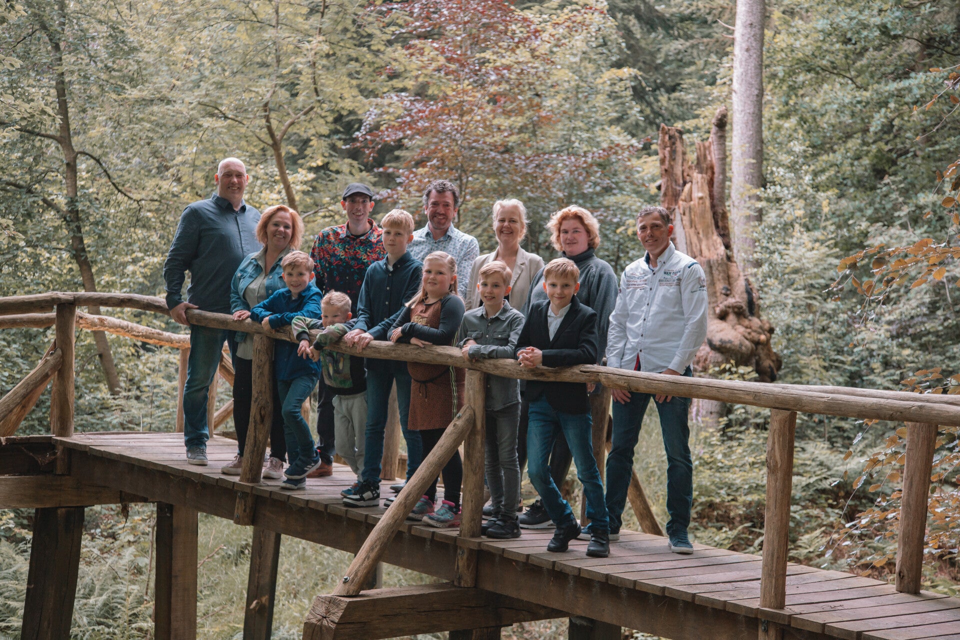 Gezinsfotograaf Groningen - Spelende kinderen tijdens een ongedwongen gezinsshoot