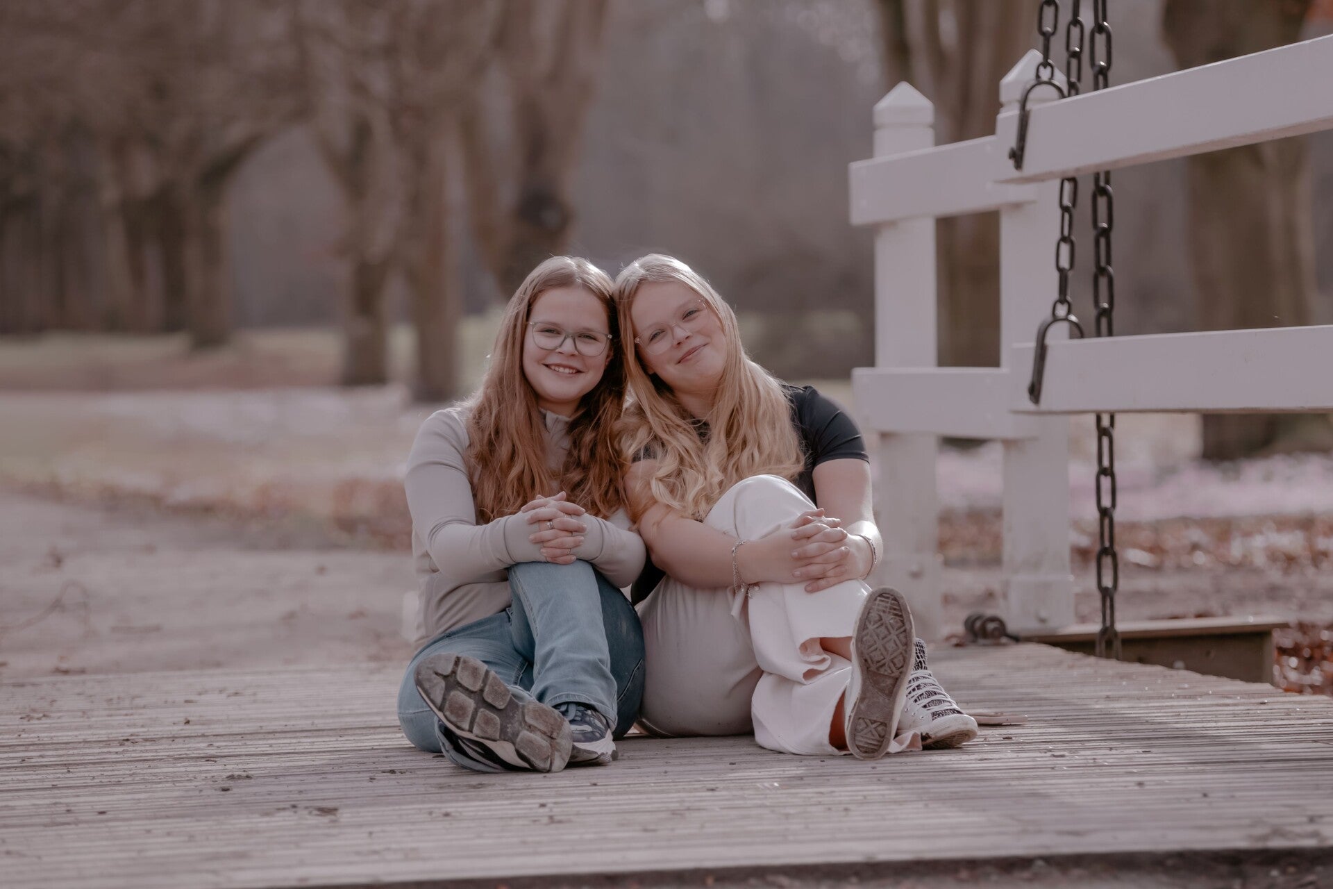 Familie tijdens een familieshoot in het bos bij Slochteren