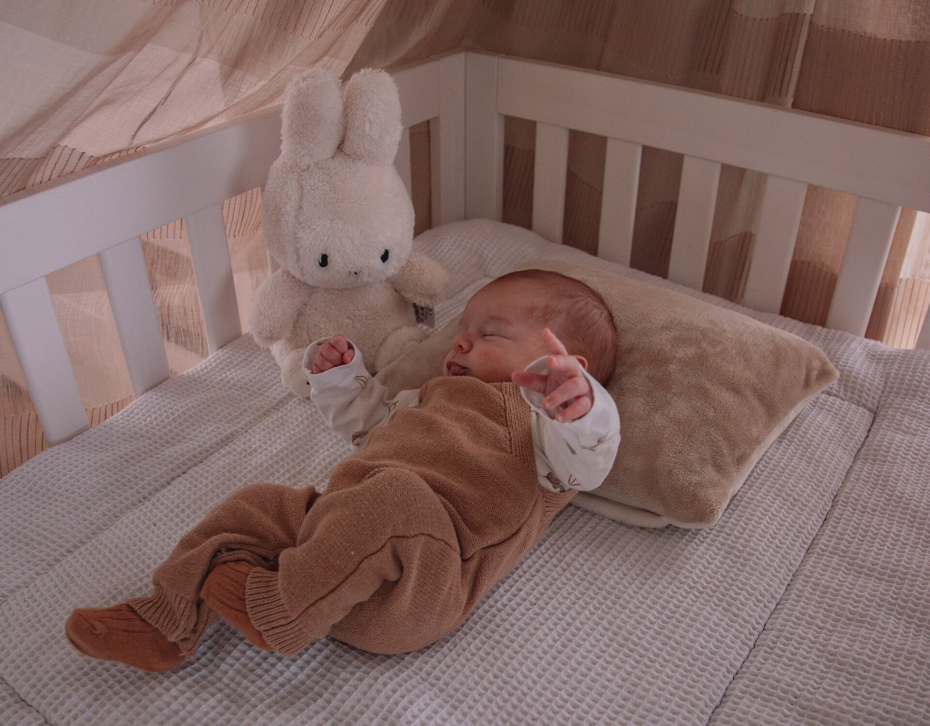 Newborn shoot bij de baby thuis in Wagenborgen