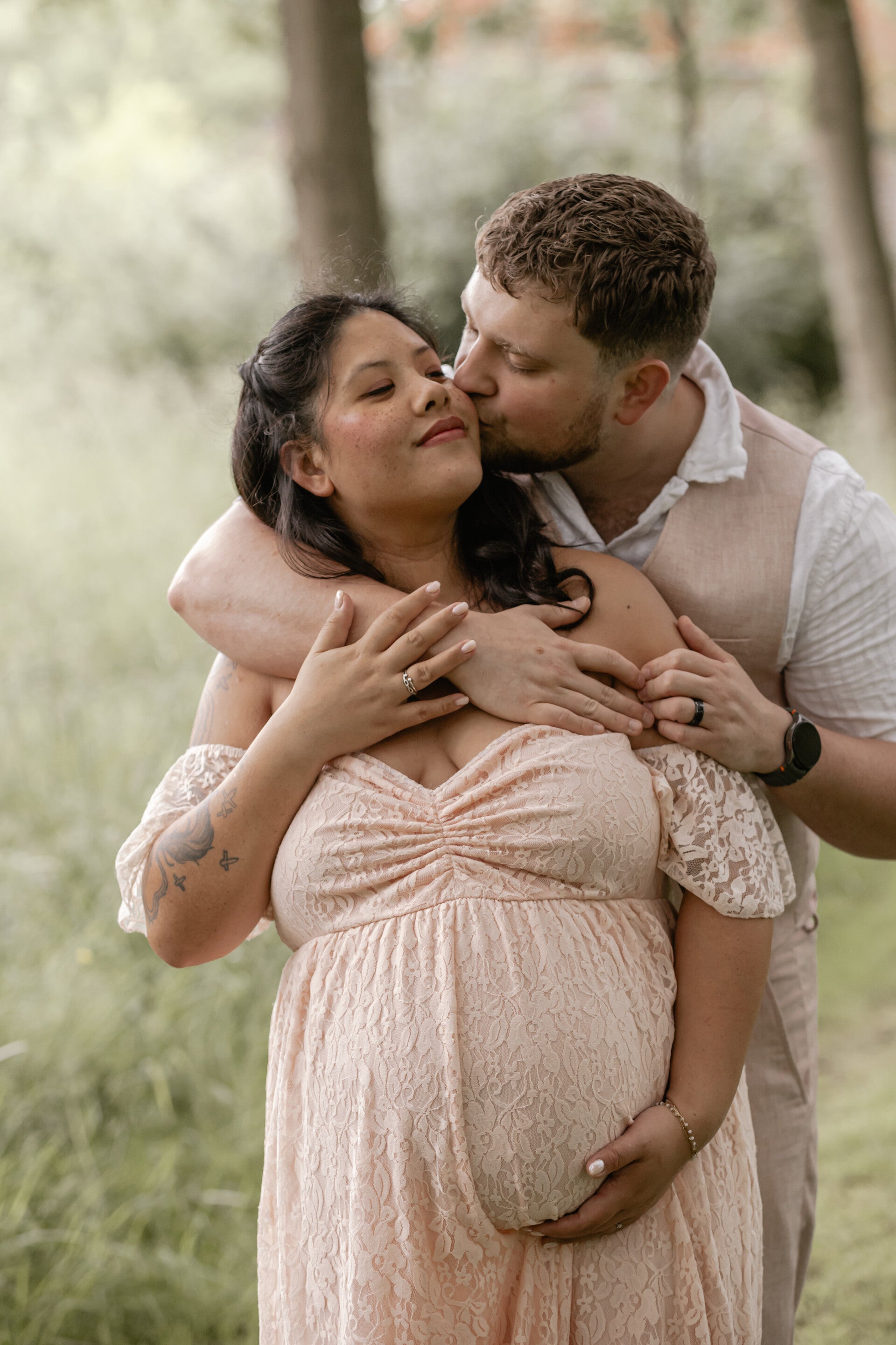 Detailopname van een baby met taart aan de handjes tijdens een cakesmash fotoshoot bij Marleen v.d. Wal.
