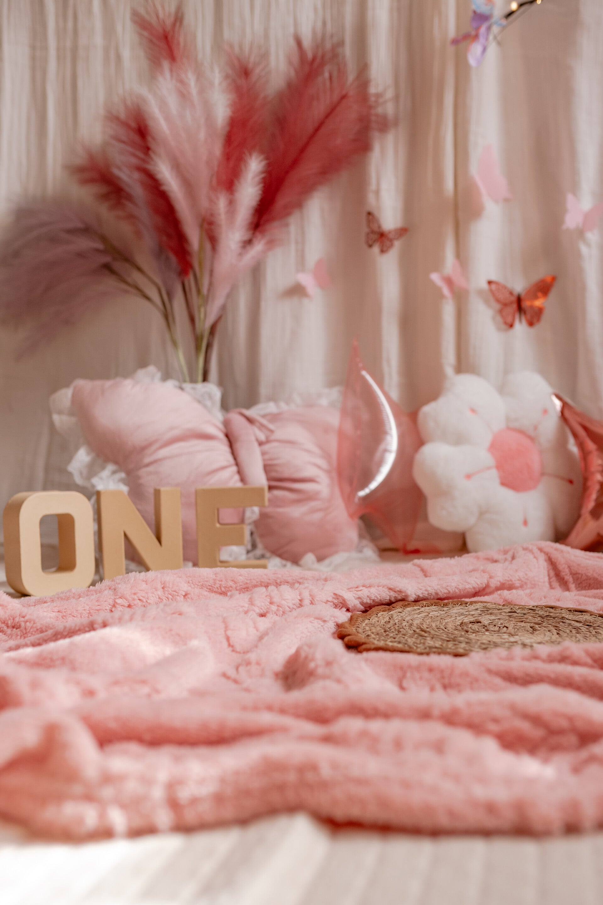 Cakesmash fotoshoot meisje in vlinder thema met roze details en een witte taart in Midwolda.