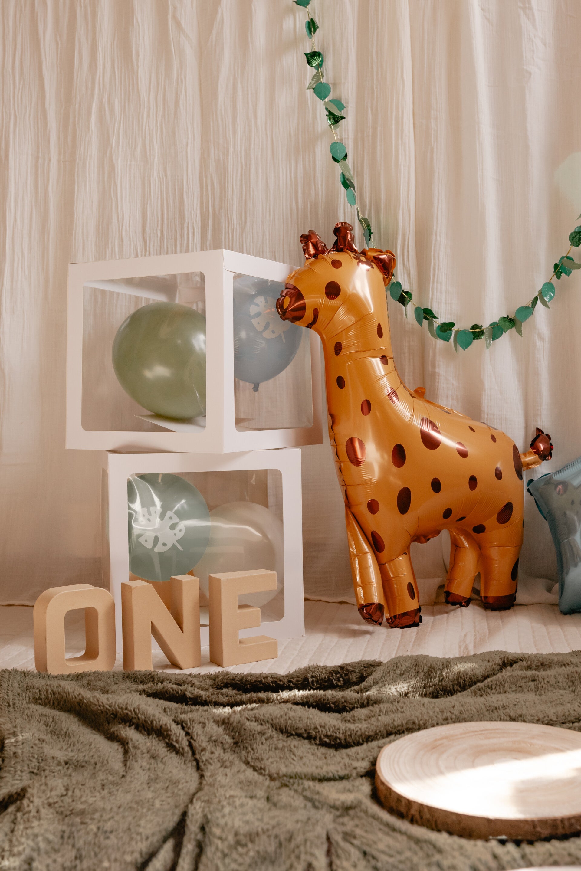 Jungle thema cakesmash fotoshoot voor jongens met groene planten, houten decoratie en een gezonde smashcake.