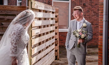 de first look is altijd 1 van de magische momenten van een trouwdag. het moment dat je elkaar voor het eerst ziet. wauw!