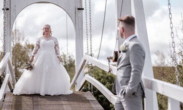 even een mooi moment waarin de bruidegom naar zijn prachtige bruid kijkt