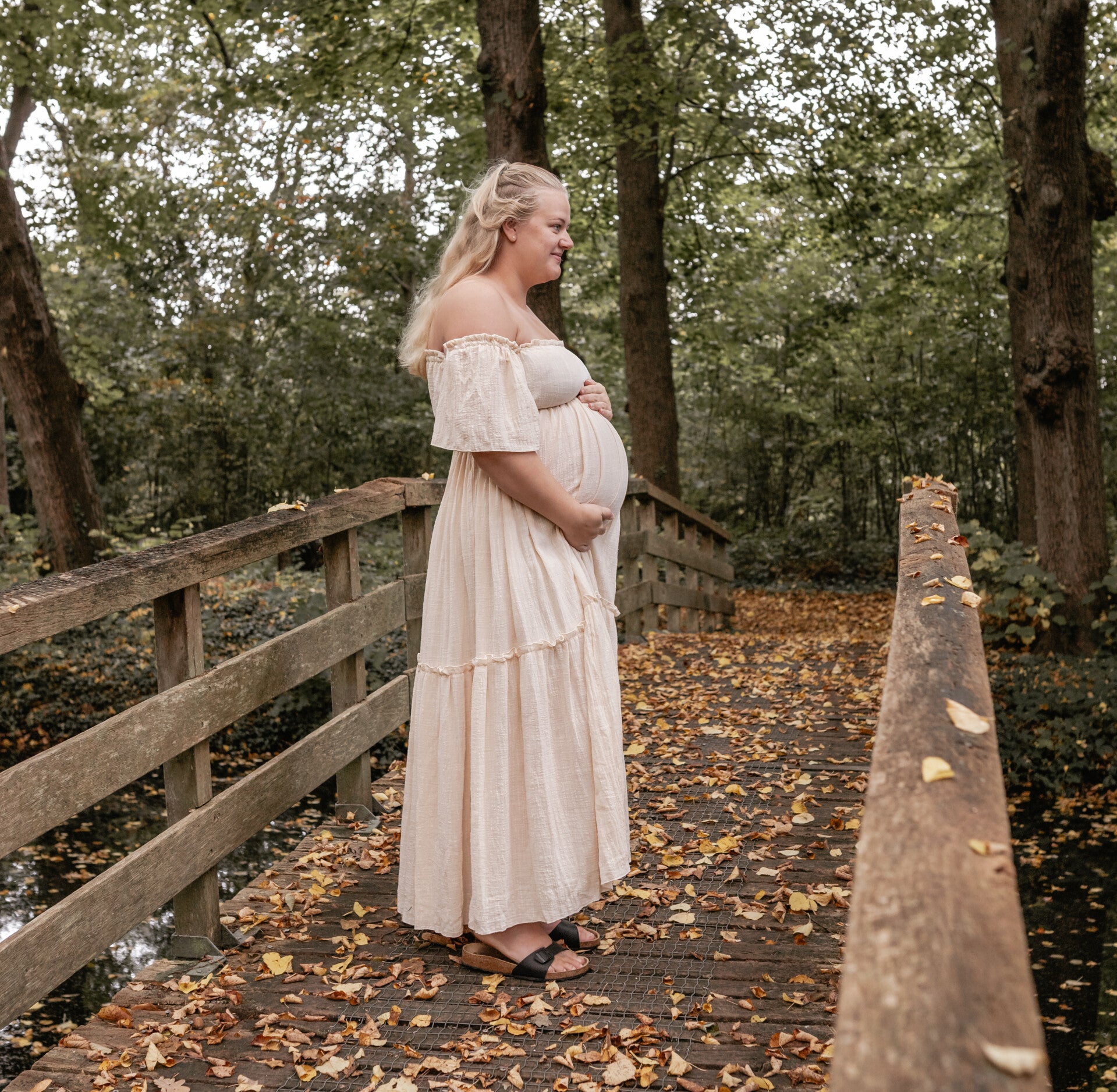 jurk luna tijdens een prachtige zwangerschapsshoot in het bos