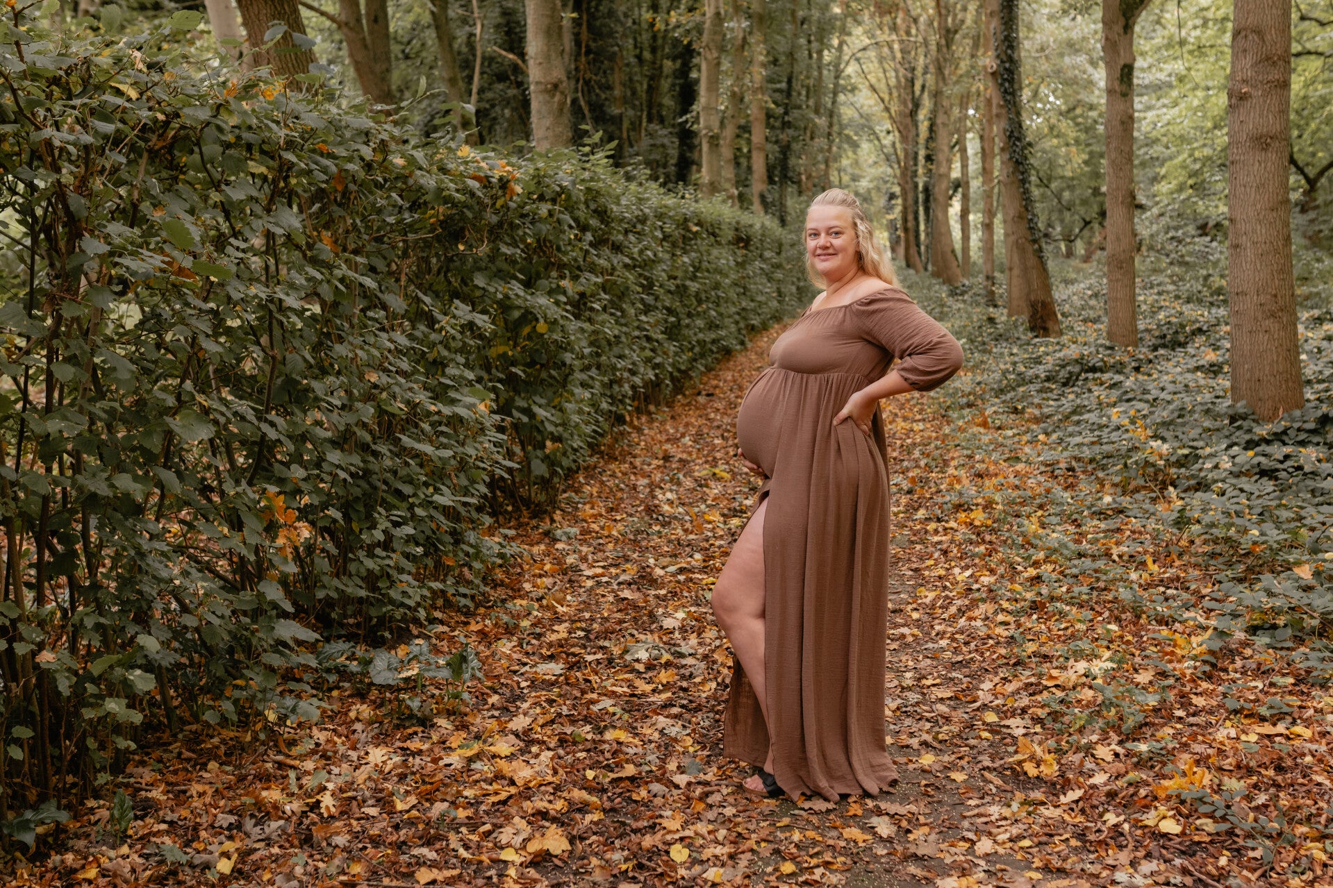 jurk hazel in het bos bij een zwangerschapsshoot bij marleen vd wal fotografie