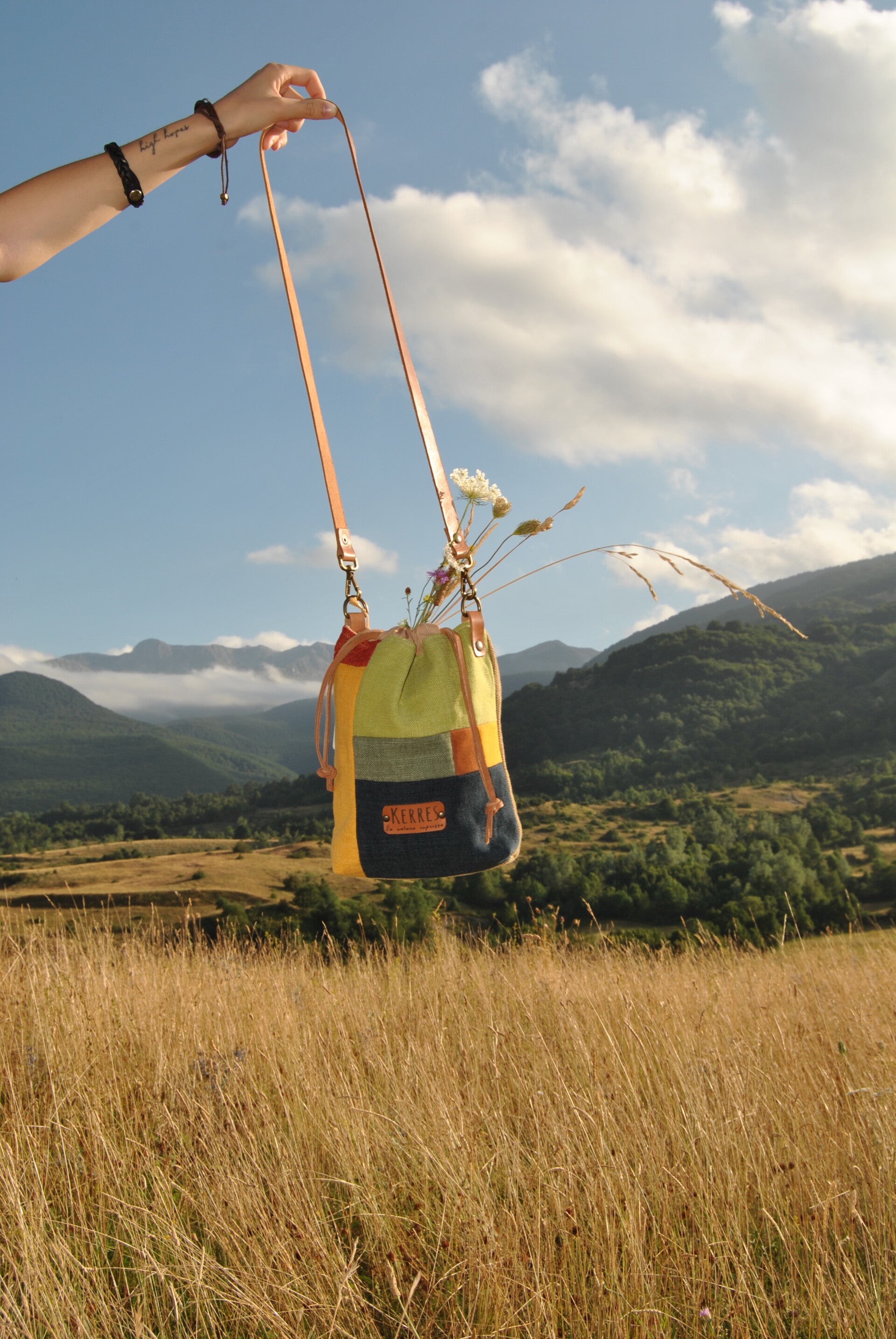 borsa artigianale in tessuro realizzata a civitella algedena nel parco nazionale d'abruzzo