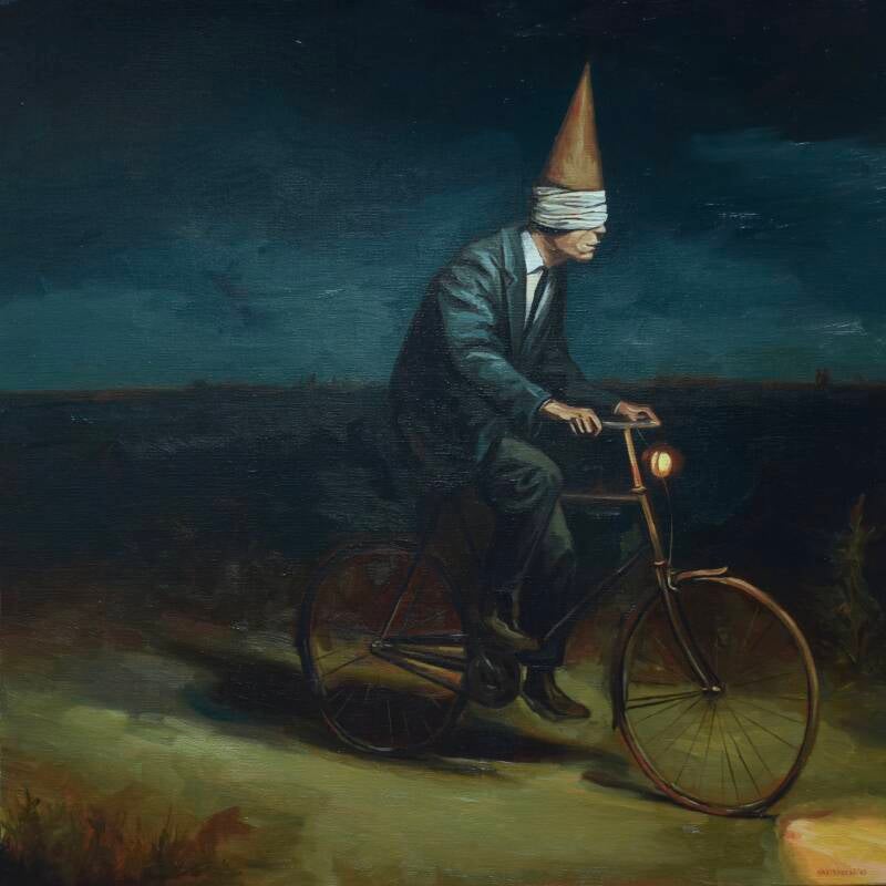 man met blinddoek en puntmuts op een fiets in de nacht. schilderij richard hartskeerl