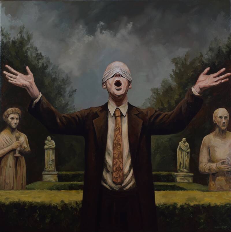 figuur met blinddoek staande in een tuin met beelden