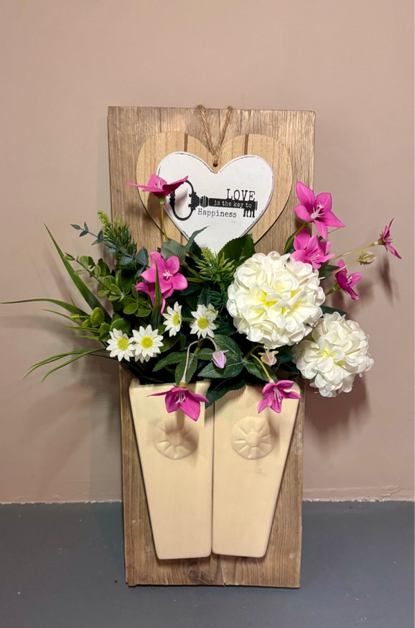 Wandpaneel met pot en zijden bloemen