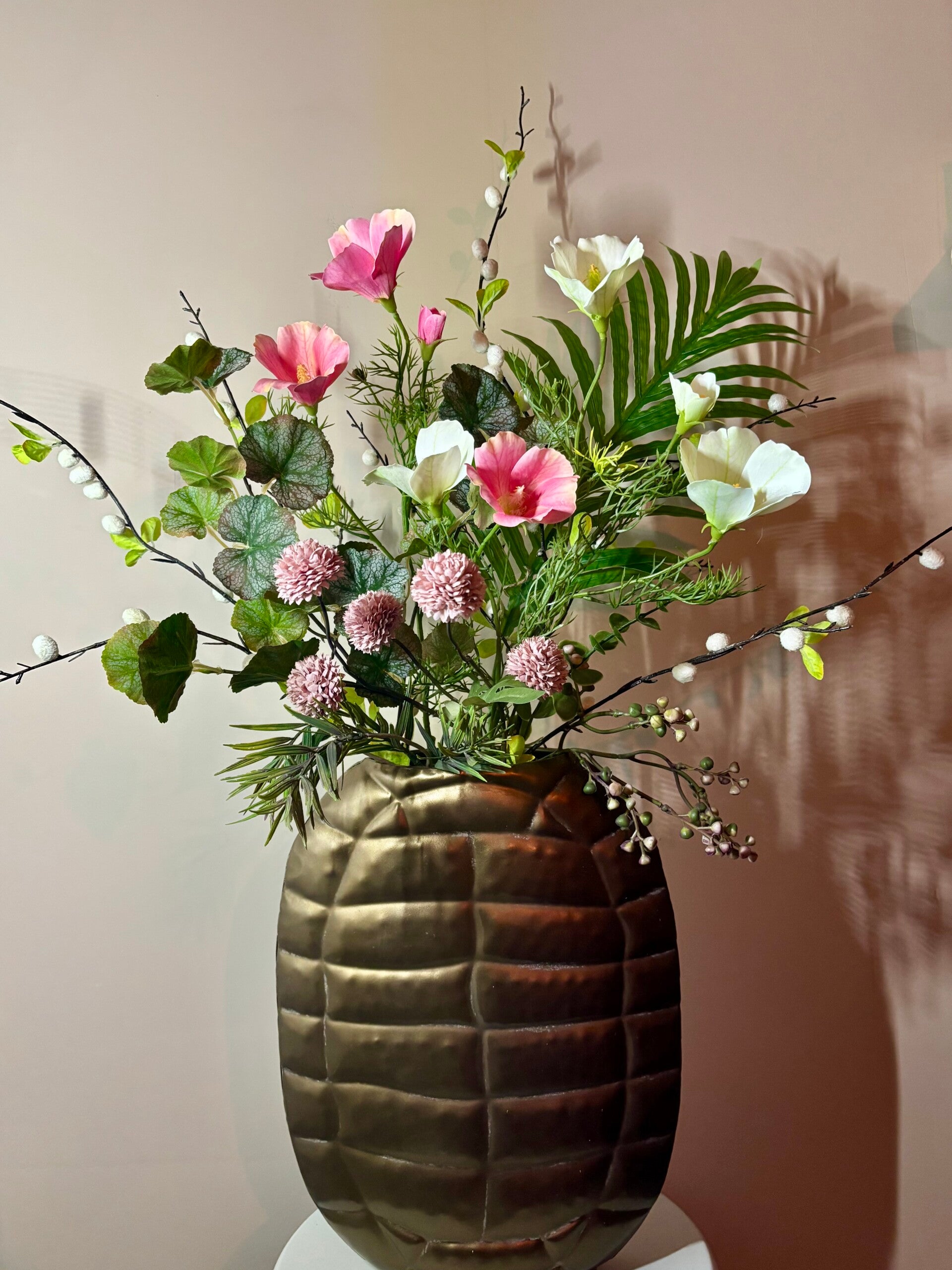 Boeket: Blush Meadow Luxe | Turtle vaas - brons