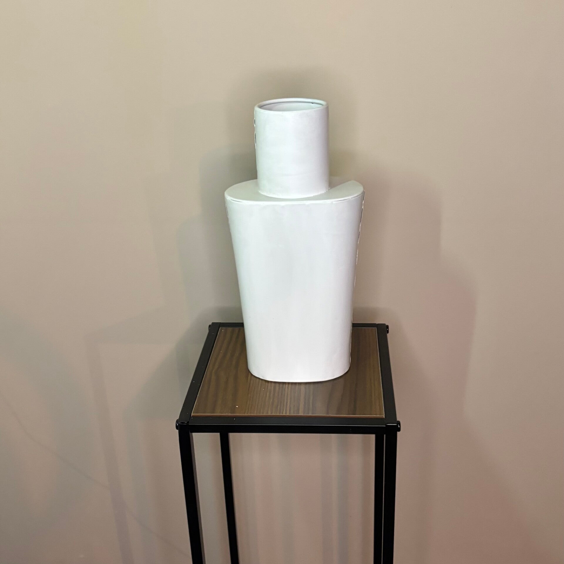 Vaas: wit metaal | 28,5 cm. Hoog