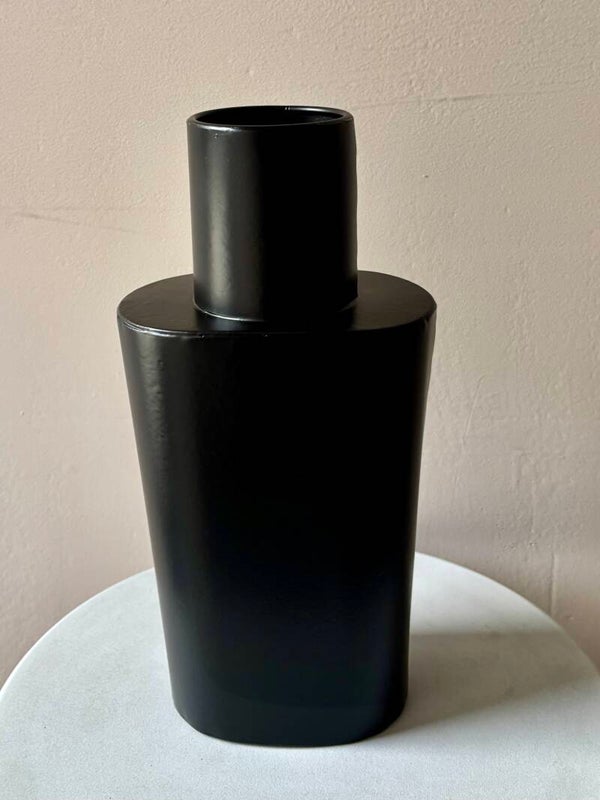 Vaas: zwart metaal | 28,5 cm. Hoog