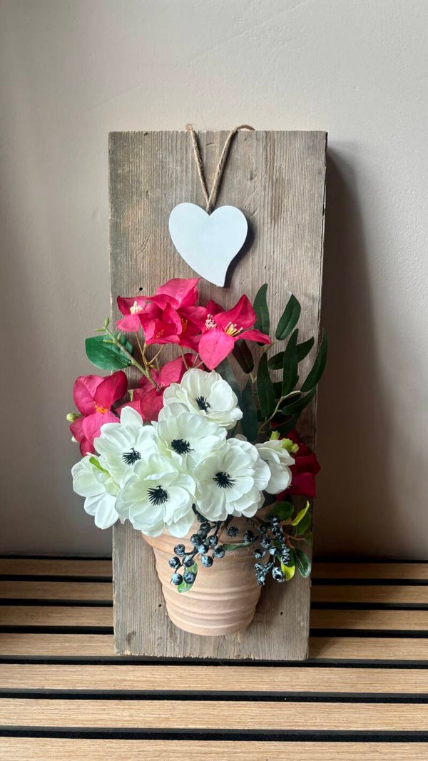 Houten wandpaneel met pot of vaas en zijden bloemen