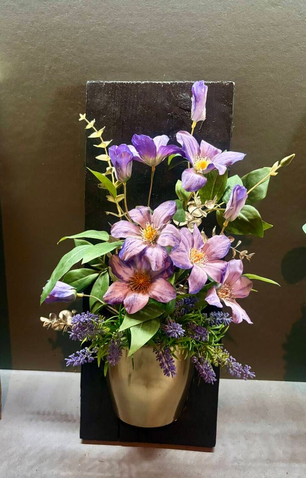 Houten paneel met pot en bloemen