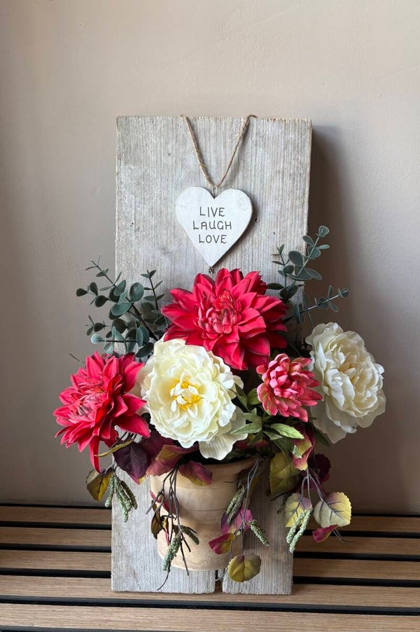 Houten wandpaneel met pot en zijden bloemen