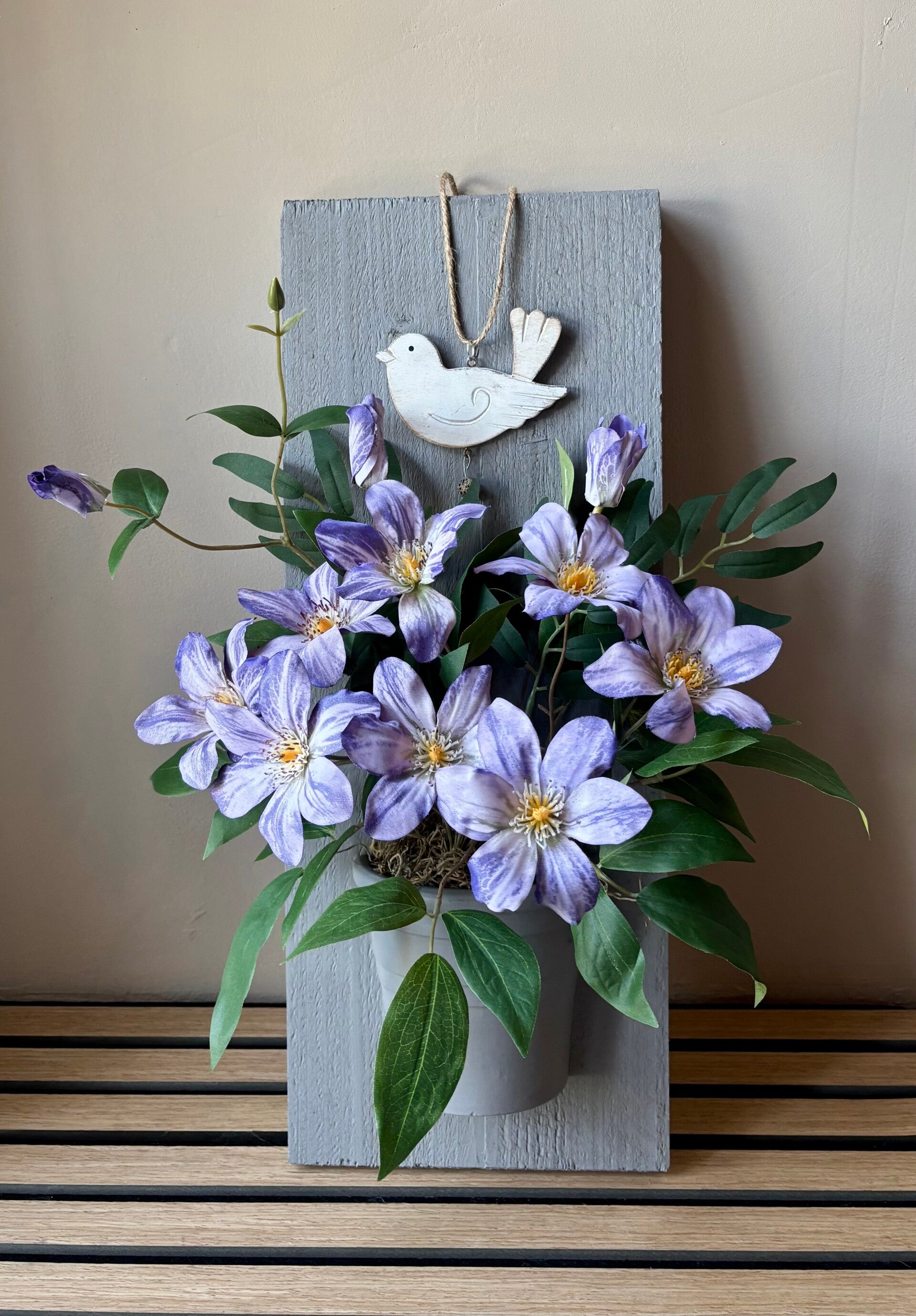 Houten wandpaneel met pot en zijden bloemen