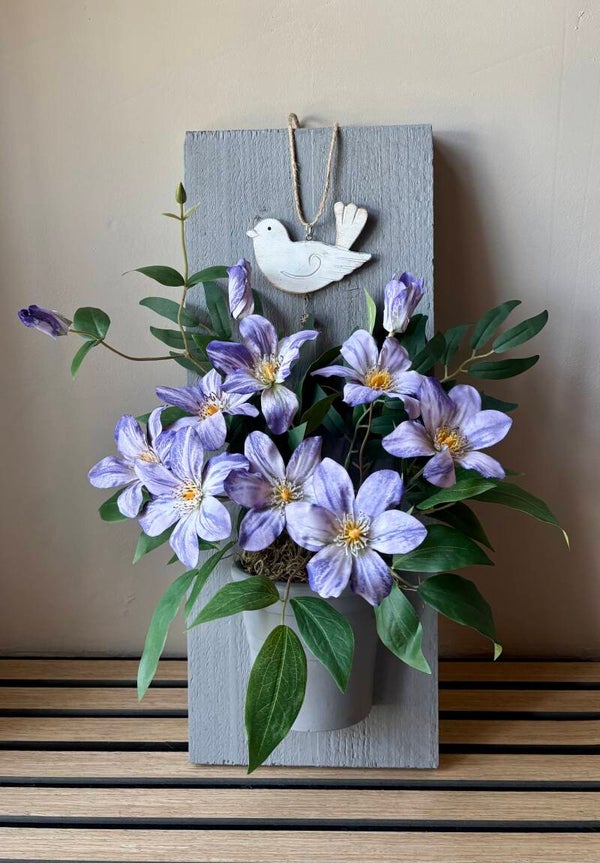 Houten wandpaneel met pot en zijden bloemen