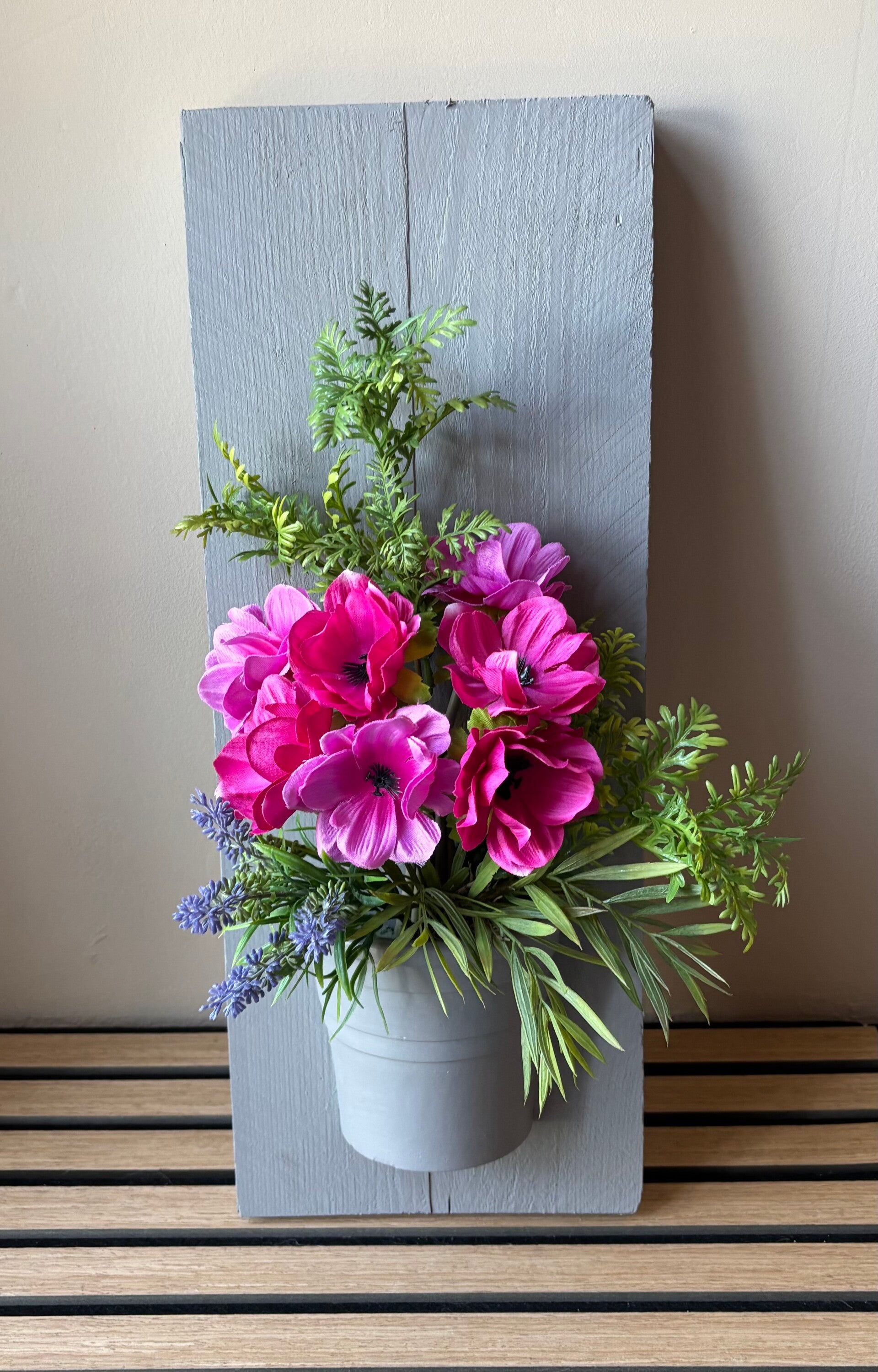 Houten wandpaneel met en zijden bloemen