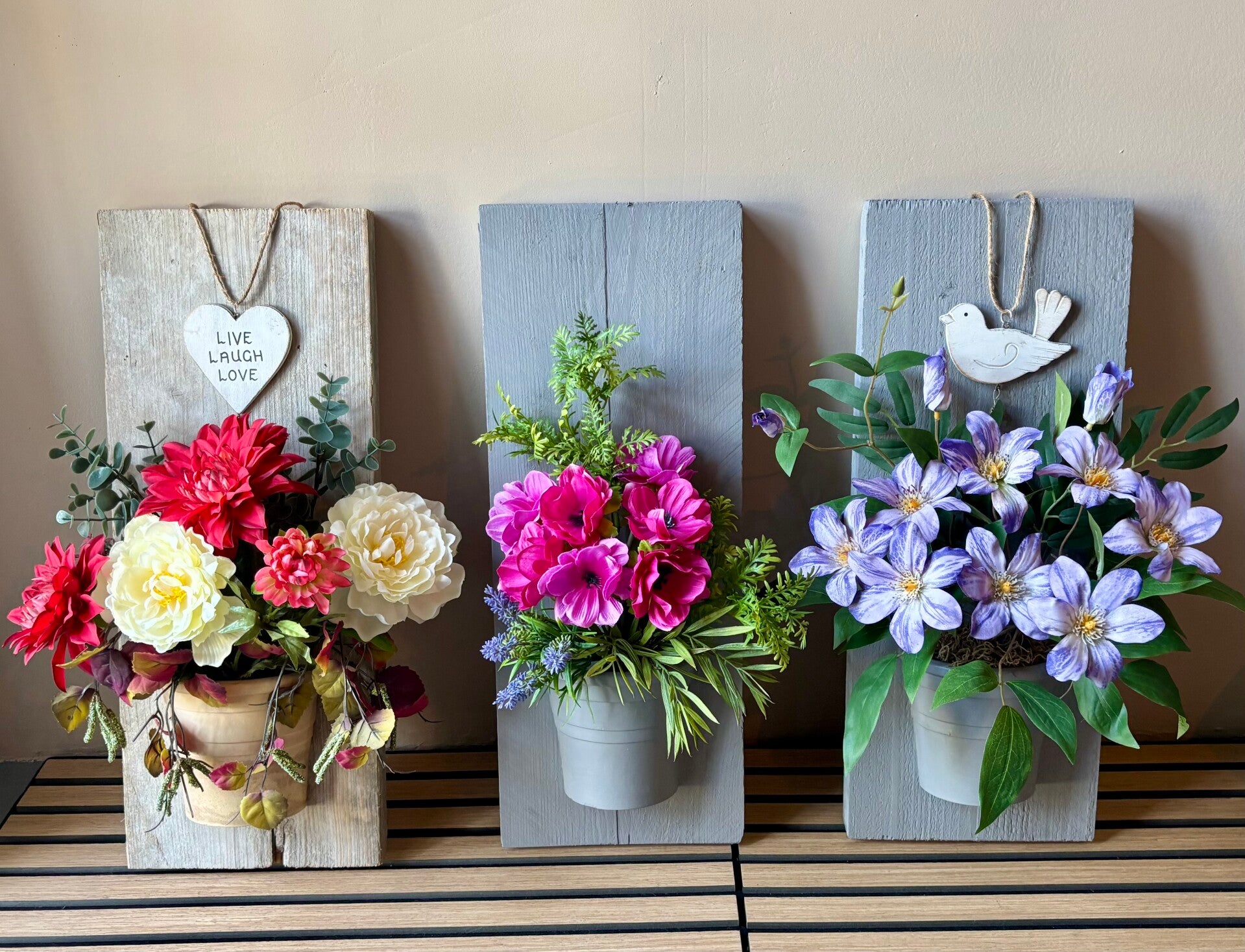Muur vaas / muurvaas / Wandvaas / vaas op hout / boeket in vaas op hout / schilderij met vaas en kunstbloemen / schilderij met boeket 3D / wanddecoratie vaas met bloemen / discount fashion corner 