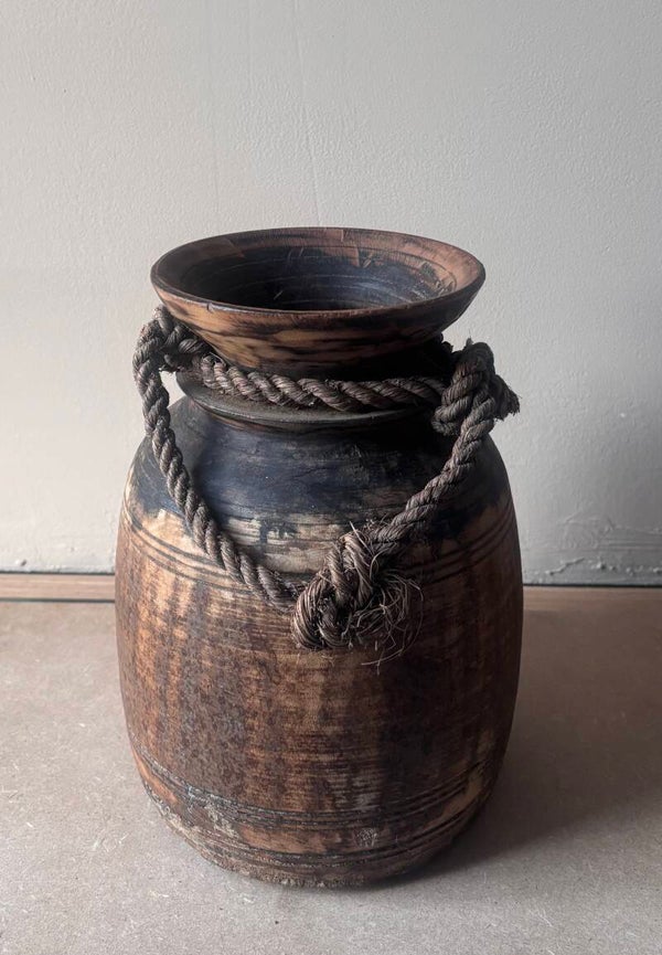 Nepalese Pot met Touw – Authentieke Houten Kruik 24 cm
