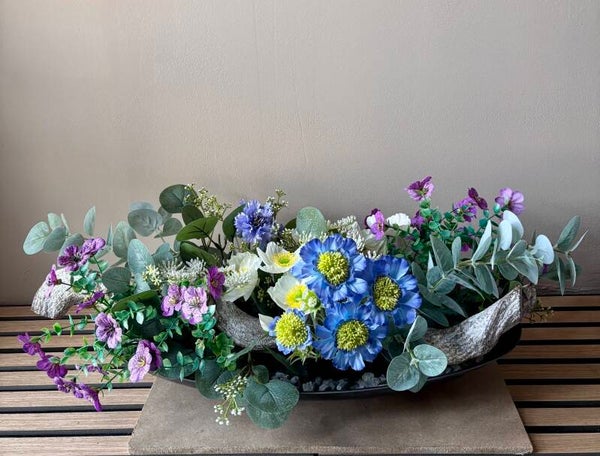 Luxe kunstbloemstuk in schaal Blauw, paars & eucalyptus - 60 cm