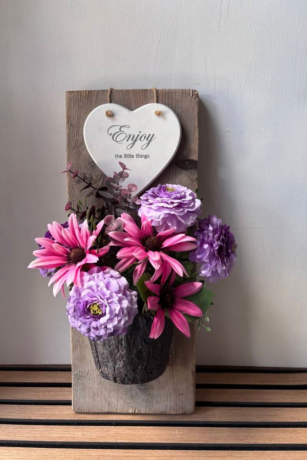 Houten wandpaneel met halve pot en bloemen