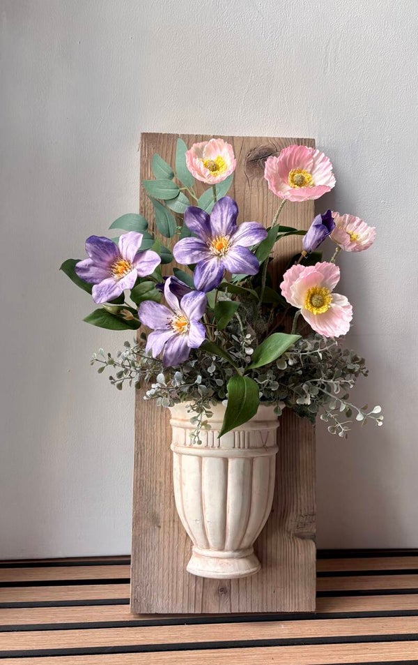 Houten wandpaneel met pot en zijden bloemen