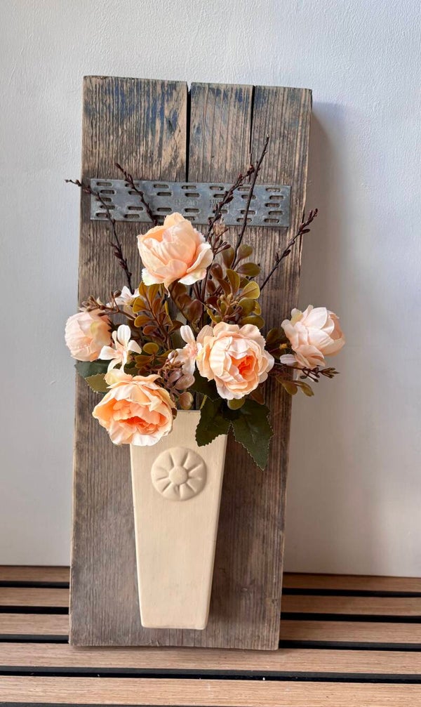 Wandpaneel met pot en zijden bloemen