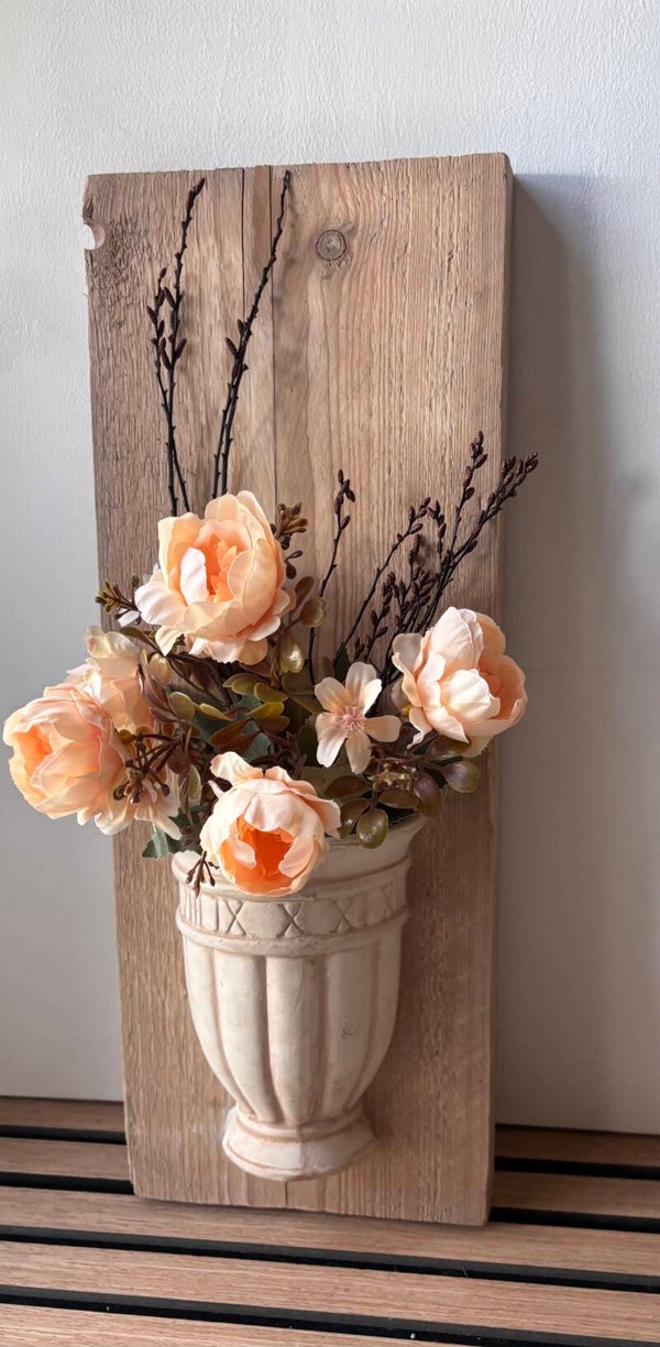 Wandpaneel met pot en zijden bloemen