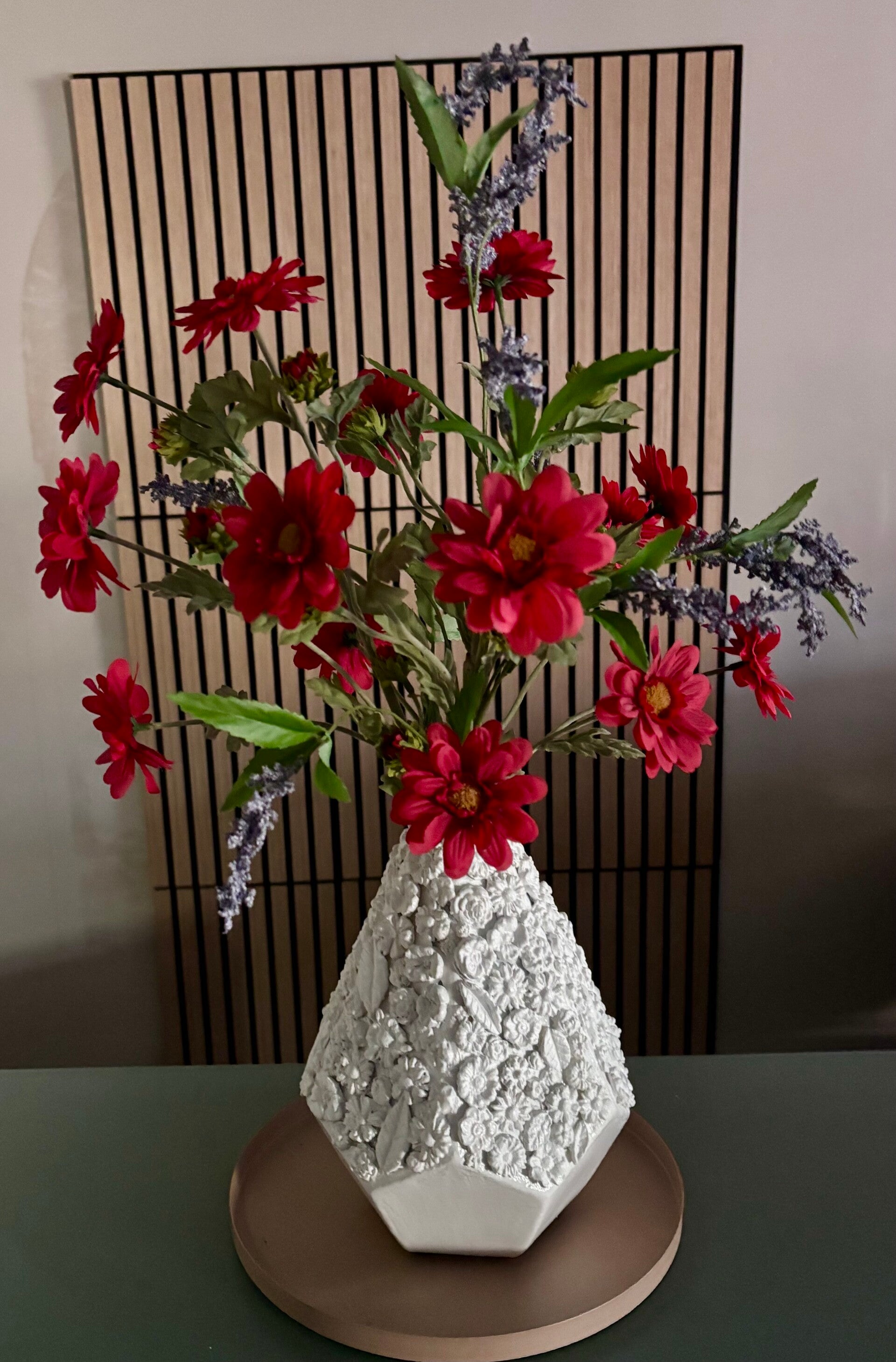 Witte bloemenvaas met rood kunstbloemen boeket – 57 cm