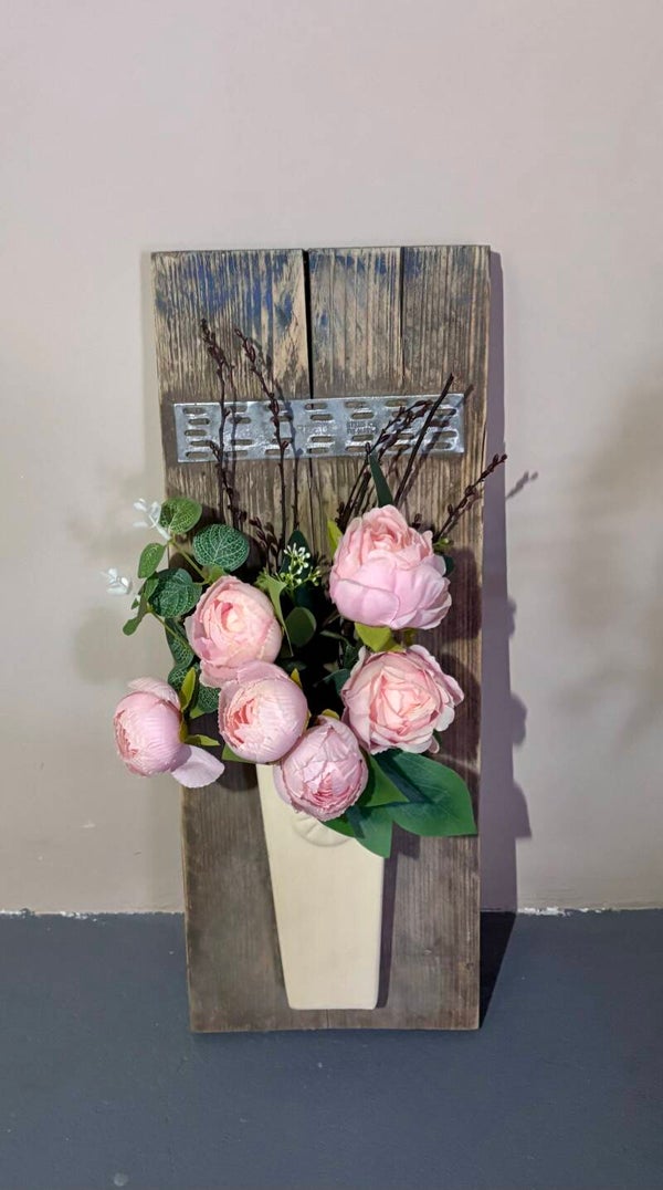 Wandpaneel met pot en zijden bloemen