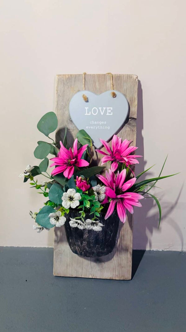 Wandpaneel met pot en zijden bloemen