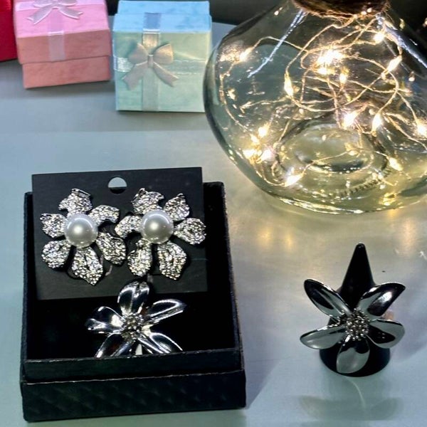 Sieraden setje oorbellen + ring / Bloem zilverkleurig / RVS