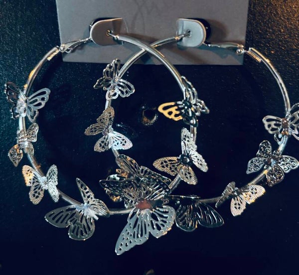 Hoepel oorbellen met vlinders