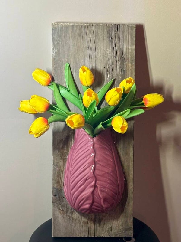 Wall of Charm | steigerhouten wandbord met vaas | gele tulpen