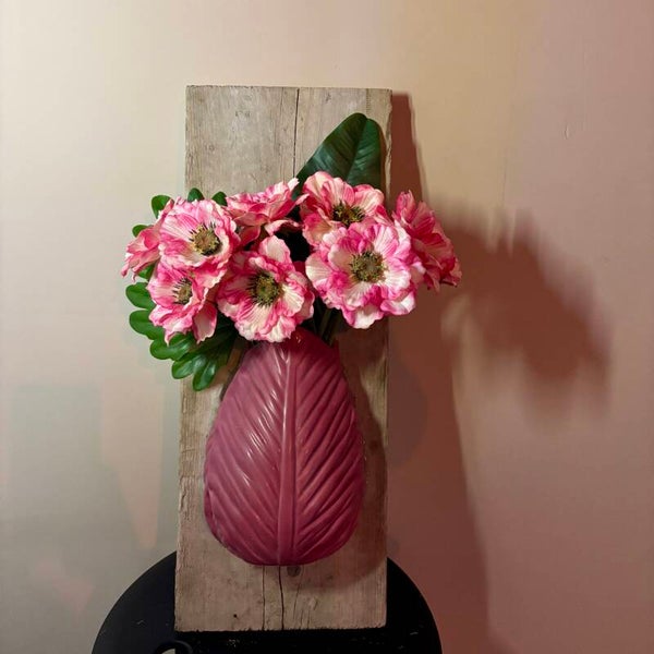 Wall of Charm steigerhouten wandbord met halve vaas en bloemen | pink | discount fashion corner