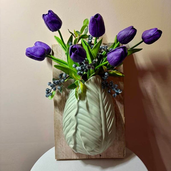 Wall of Charm | steigerhouten wandbord met halve vaas bloemen | paarse tulpen