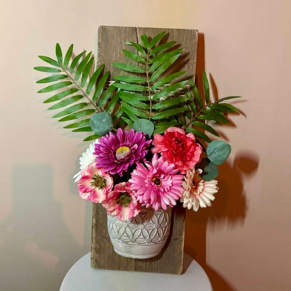 Wall of Charm | muurdecoratie | houten wandbord met pot en kunst bloemen