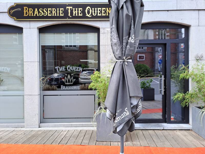 Façade du resto Brasserie The Queen où se place l'expo permanente de Dominique Van Eeckhoudt