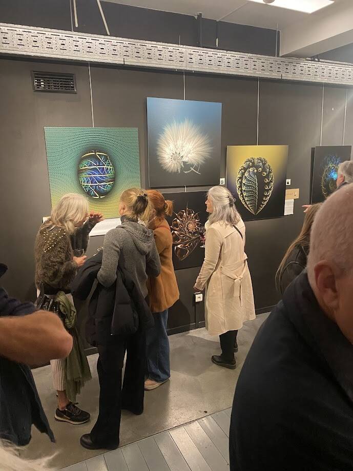 Quelques visiteur devant les oeuvres fractales de Dominique Van Eeckhoudt.